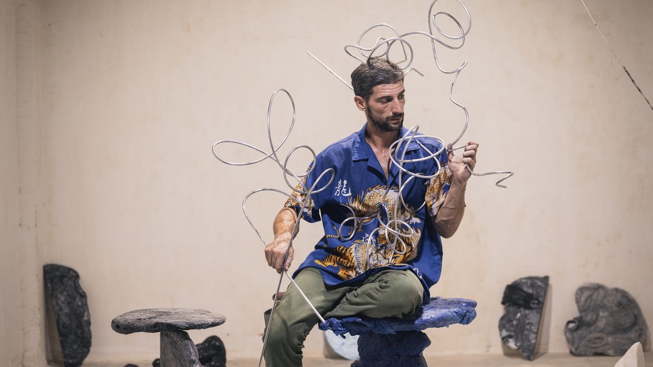 A Tunisi, Bardo Collections è una nuova galleria di design dedicata ai talenti del Sud del mondo. Che ospita una mostra toccante